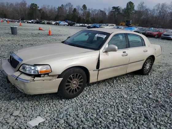 2003 Lincoln Town Car Signature