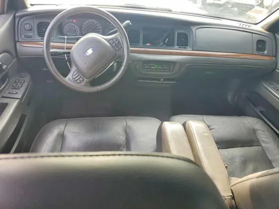 2004 Ford Crown Victoria LX