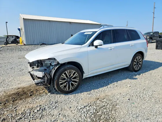 2021 Volvo XC90 Momentum