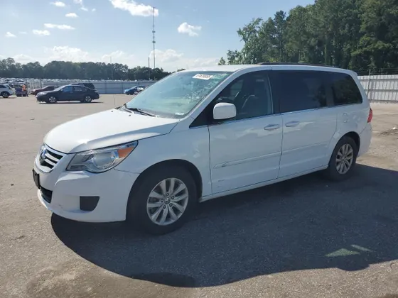 2014 Volkswagen Routan SE w/RSE & Navigation