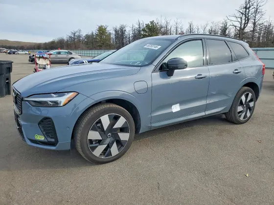 2024 Volvo XC60 Recharge Plug-In Hybrid Plus Dark Theme