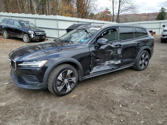2020 Volvo V60 Cross Country T5 MOMENTUM