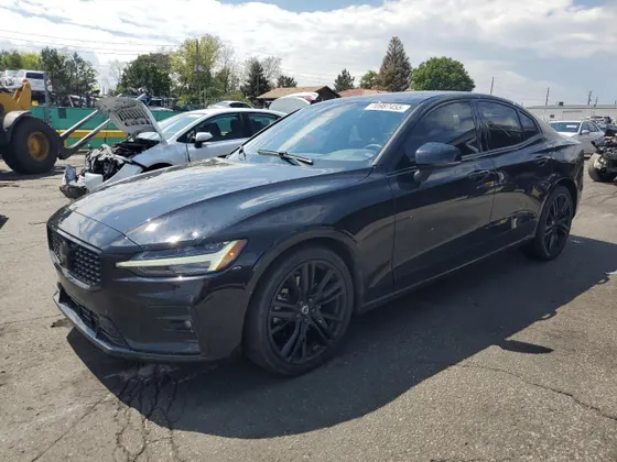 2023 Volvo S60 Plus Black Edition
