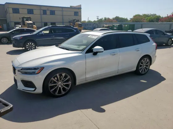 2020 Volvo V60 Momentum