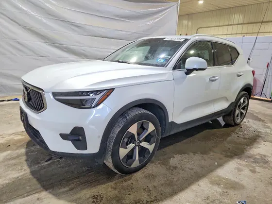 2023 Volvo XC40 Plus Bright Theme
