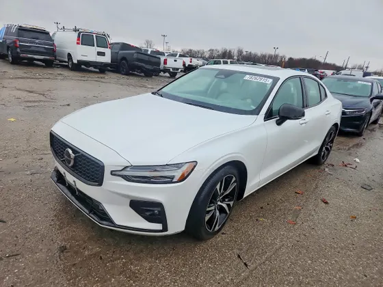 2023 Volvo S60 Core Dark Theme