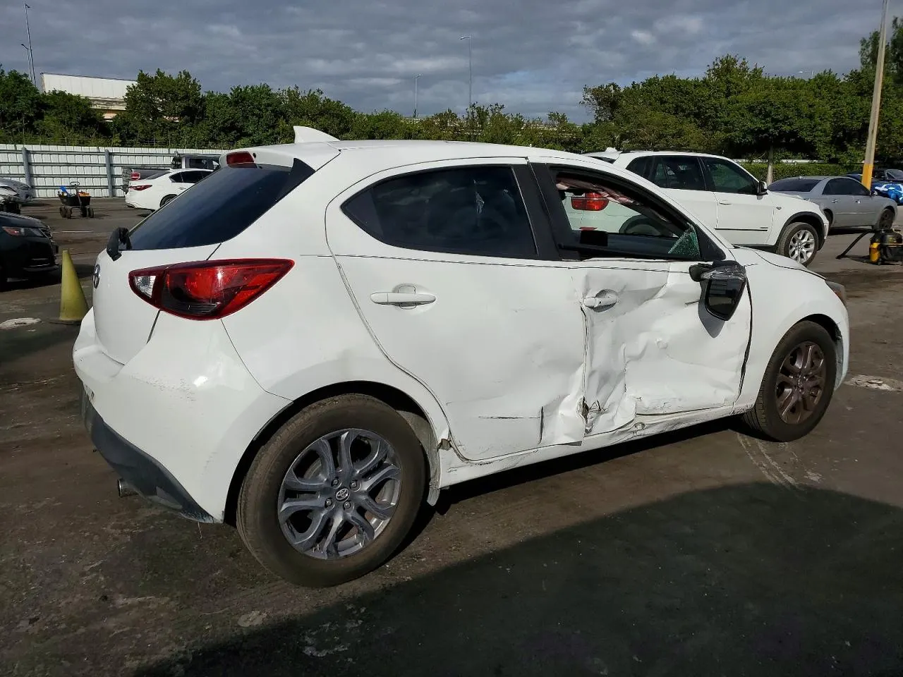2020 Toyota Yaris Hatchback LE