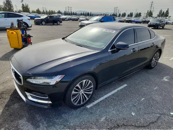 2020 Volvo S90 Momentum