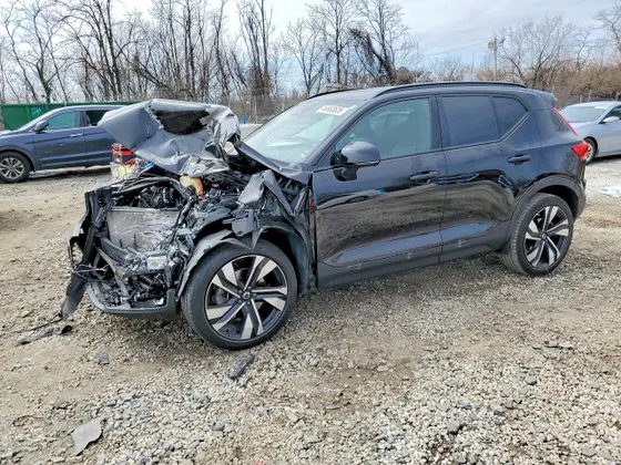 2023 Volvo XC40 Plus Dark Theme