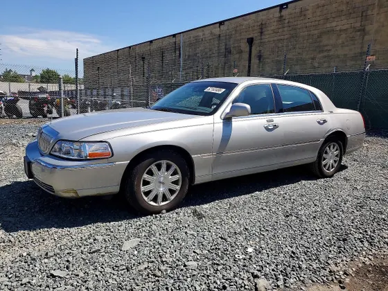 2010 Lincoln Town Car Signature Limited
