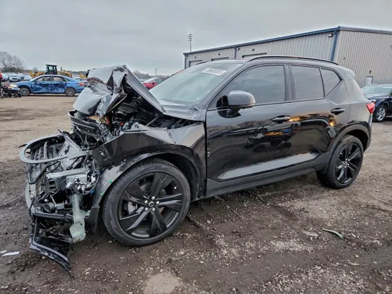 2023 Volvo XC40 Ultimate Dark Theme