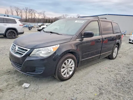 2014 Volkswagen Routan SE w/RSE & Navigation