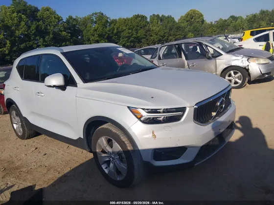 2021 Volvo XC40 Momentum