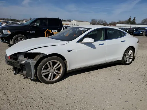 2015 Tesla S 90