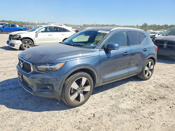 2021 Volvo XC40 Momentum