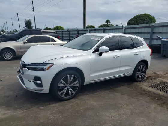 2023 Volvo XC60 Plus Bright Theme