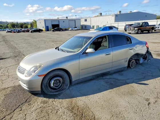 2004 INFINITI G35 Sedan w/Leather