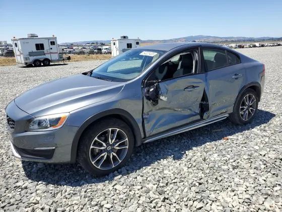 2018 Volvo S60 Cross Country T5