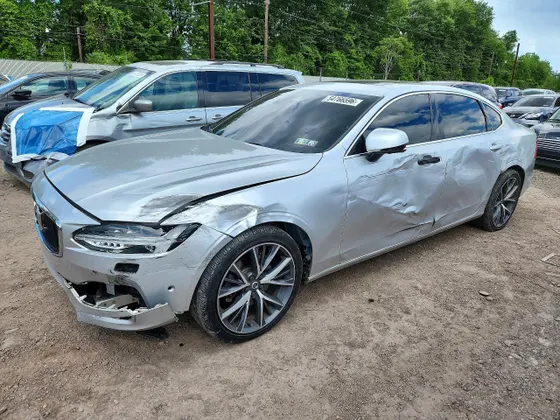 2018 Volvo S90 Momentum