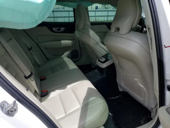 2024 Volvo S60 Recharge Plug-In Hybrid Core Dark Theme