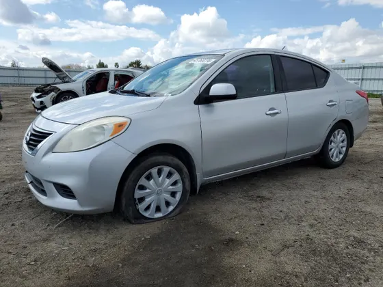 2014 Nissan Versa SV