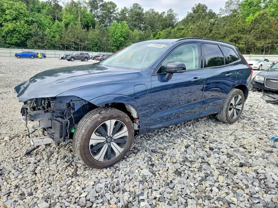 2024 Volvo XC60 Recharge Plug-In Hybrid Core Dark Theme