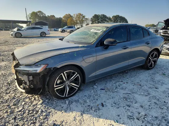 2022 Volvo S60 Recharge Plug-In Hybrid R-Design Expression