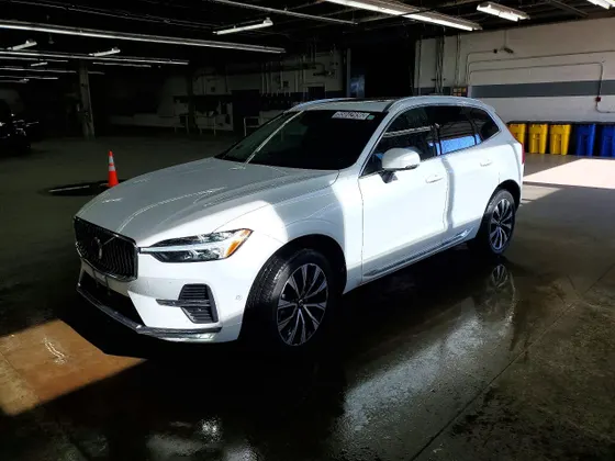 2023 Volvo XC60 Plus Bright Theme