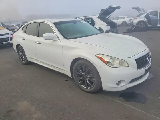 2011 INFINITI M56
