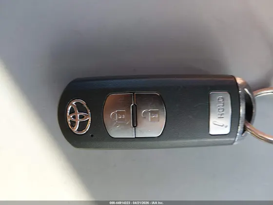 2020 Toyota Yaris Hatchback LE