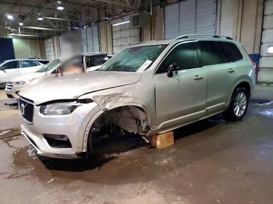 2016 Volvo XC90 T6 Momentum