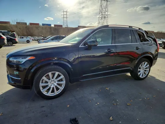 2016 Volvo XC90 Hybrid T8 Momentum