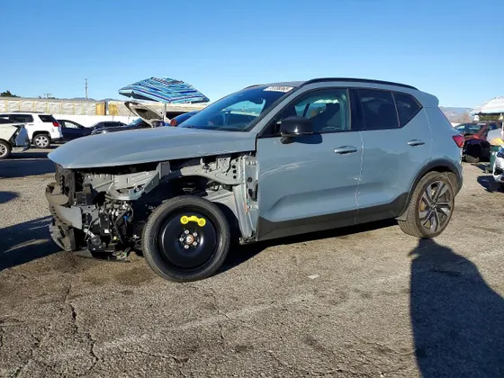 2023 Volvo XC40 Plus Dark Theme
