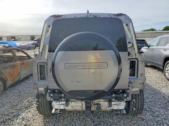 2024 Land Rover Defender SE