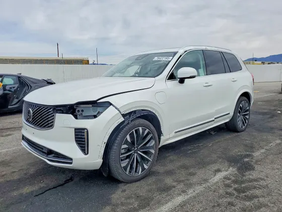 2025 Volvo XC90 Plug-In Hybrid Plus