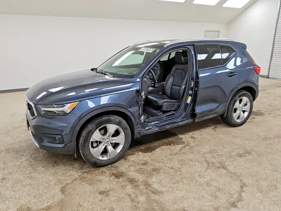 2022 Volvo XC40 Momentum