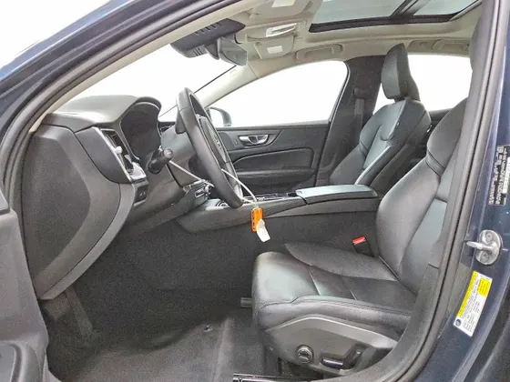 2023 Volvo S60 Recharge Plug-In Hybrid Core Dark Theme