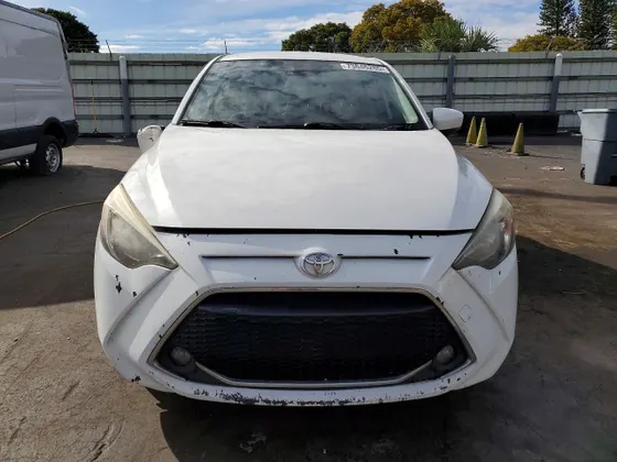 2020 Toyota Yaris Hatchback LE