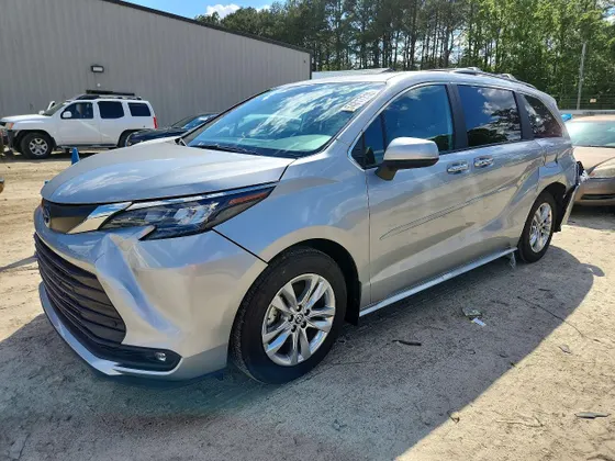 2025 Toyota Sienna XLE