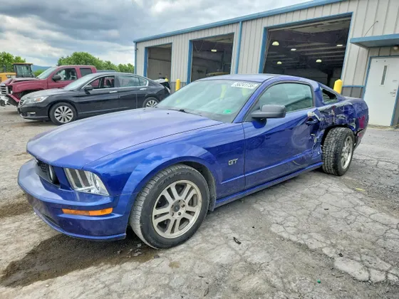 2005 Ford Mustang GT Deluxe