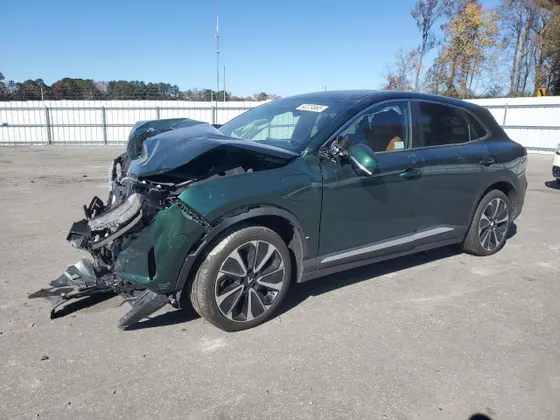 2024 VinFast VF 8 Plus