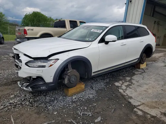 2020 Volvo V90 Cross Country