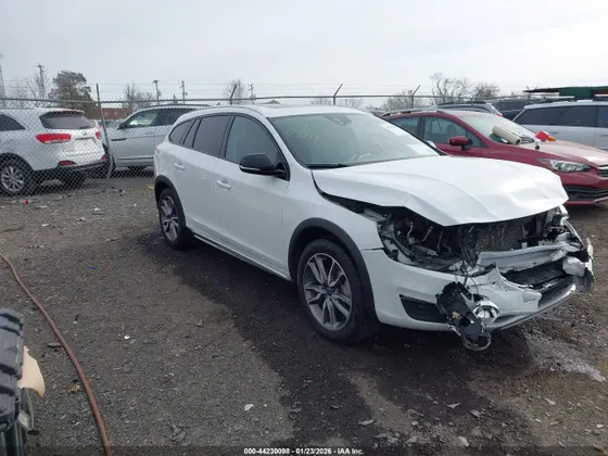 2018 Volvo V60 Cross Country T5
