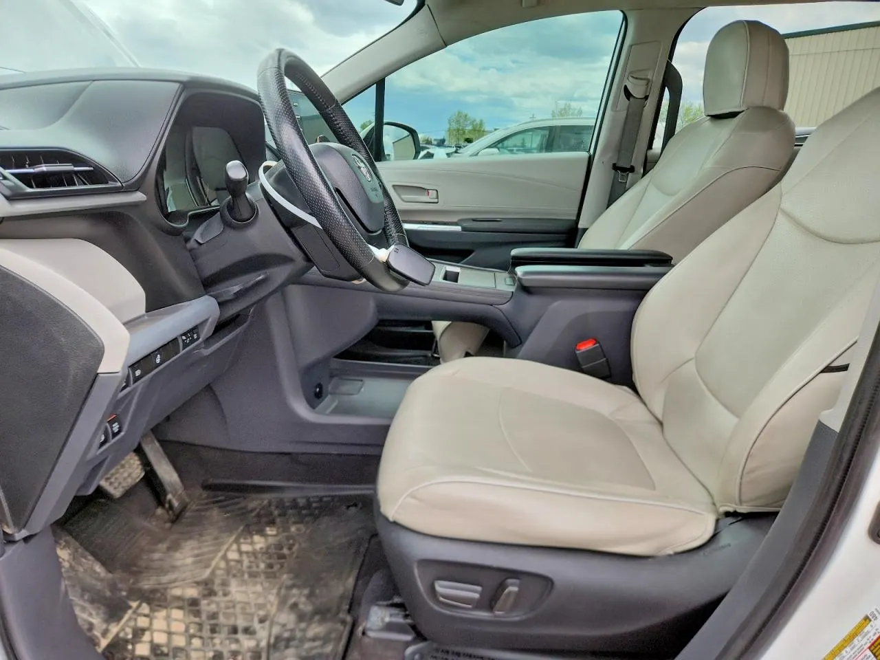 2022 Toyota Sienna LE
