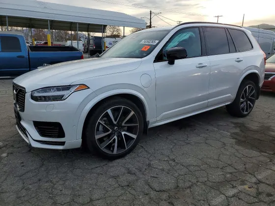 2023 Volvo XC90 Recharge Plug-In Hybrid Ultimate Dark Theme