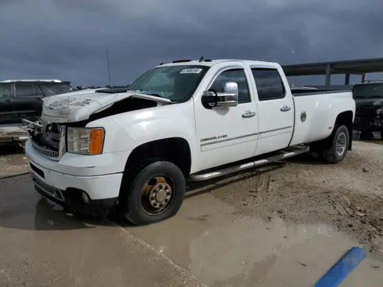 2011 GMC Sierra 3500HD DRW Denali