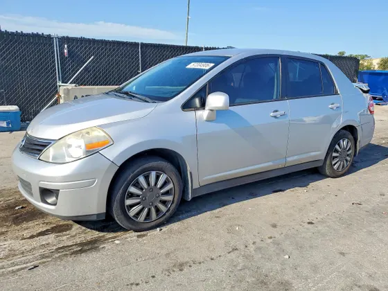 2011 Nissan Versa 1.8 S