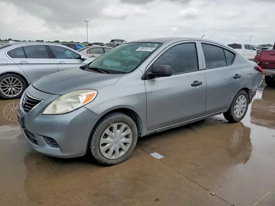 2014 Nissan Versa SV