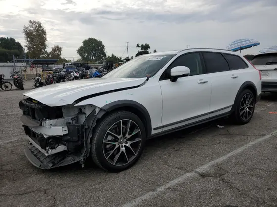 2018 Volvo V90 Cross Country