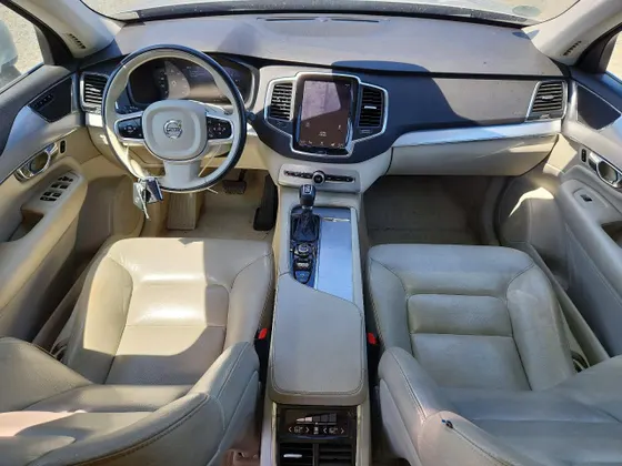 2016 Volvo XC90 T6 Momentum
